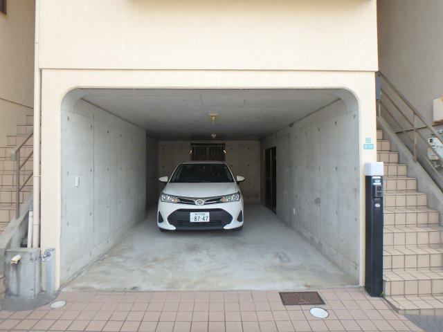 幅3.3m、高さ2.2m、奥行き6.6mあります　駐車場には収納スペースもございます