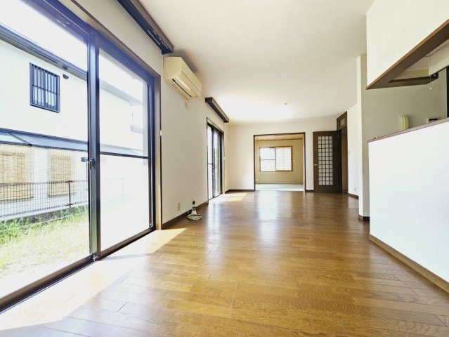 ■LDK約18帖＋和室約8帖の合計約26帖■窓も大きく多く大変明るい室内