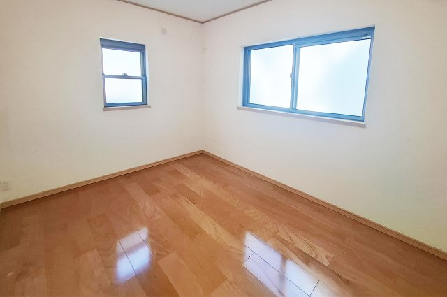 洋室3：2面採光で開放的な約6帖のお部屋です。