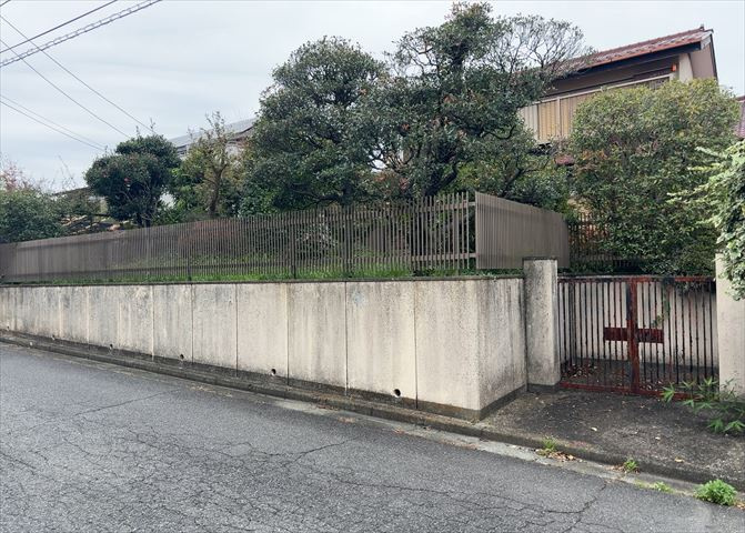 現地に行くなら、物件の周囲の地形がどうなっているかを見ることも大切です。周辺より低くなっている土地では、大雨などで水が集まりやすいため、地盤が弱くなっているということも考えられるため、注意が必要です。