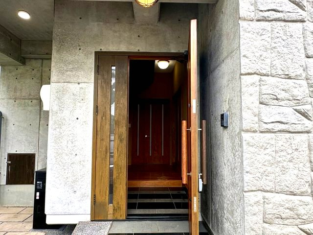 玄関扉には屋久杉を使用しており、重厚感と温もりを感じる印象的なエントランスを演出しています。