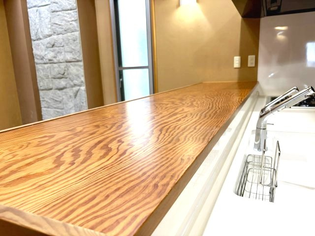 キッチンカウンターは松を使用しており、木の温もりを感じるやさしい空間を演出しています。