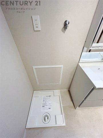 洗濯物の仕分け作業がしやすく、整理整頓が容易になります。洗濯音や湿気を他の部屋に持ち込まず、生活環境を快適に保ちます。上部を活用すれば収納スペースを確保でき洗剤や洗濯用品の整理もしやすくなります。