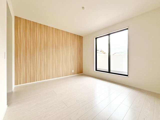 2階7.5帖の洋室。WIC完備。バルコニーに面した明るいお部屋です。　