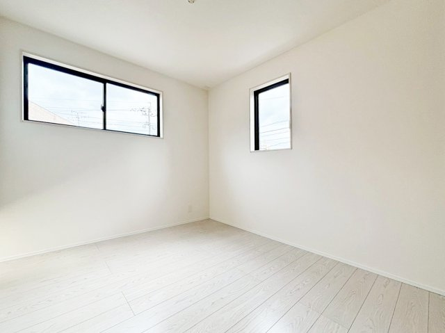 2階5.2帖の南西側の洋室。明るいお部屋です。　