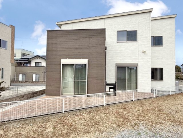 ■外観｜南西側のお庭なので暗くなりがちな夕方も明るい印象にしてくれます♪道路から離れたお庭なのでお子様が外で遊ぶ際も安心です♪リビングからお庭が見える子育て世帯にも嬉しい設計です♪