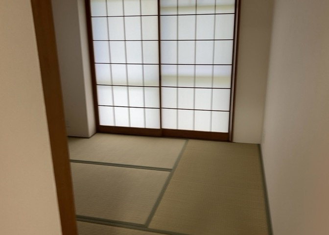 洋室のメリットは重い家具が置きやすく、身の回りが整理しやすいことです。　床がフローリングのため畳とは異なり凹みにくいです。　クローゼットなど収納が豊富で、普段使わない旅行カバンや服の整頓も簡単にです。