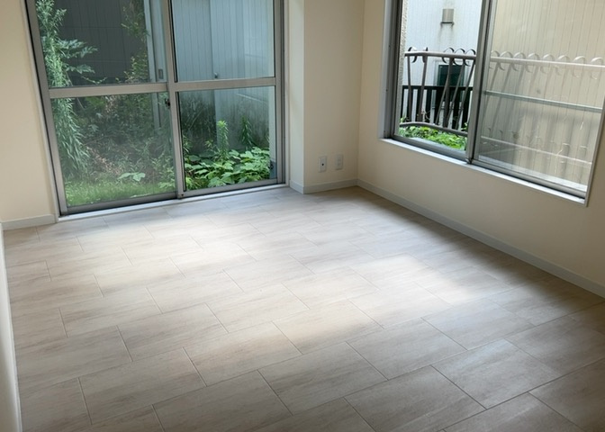 寝室でゆっくりと過ごすためにはベッド周りの適度な空間を担保することや窓の位置、照明の明るさ、寝室の広さなどを考える必要があります。自身や家族の構成とライフスタイルに併せて寝室にする部屋を選びましょう！