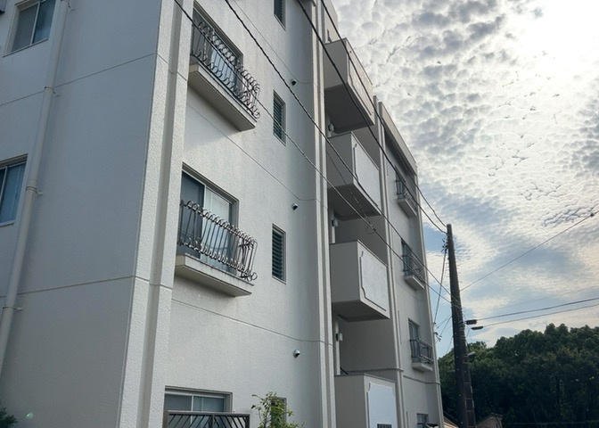 外観はマンション管理がされているかの目安になります。築年数が古いと、壁面は劣化してひび割れが生じることも！建物が古びていても細かいところが修繕されていると、きちんと管理されているなぁと感じるでしょう。