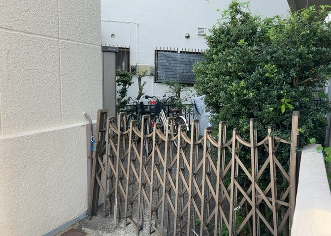 車一台あたりに必要なスペースは、標準サイズの普通自動車で横幅2m50cm、長さ5mは必要になります。ただし、乗降のことも考慮して横幅3m30cm、長さ5m50cmほどは確保できるところを選びましょう。