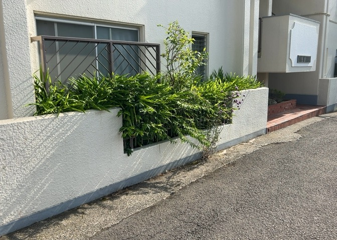 物件によっては、入居者が個人的に使用できる専用庭がついているものもあります。また、住宅の中にある土間の部分を庭と呼ぶこともあります。庭の用途は住む人によって変わり、それによってデザインもさまざまです。