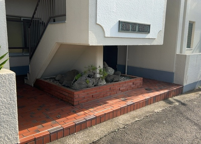 中庭（パティオ）とは、一つの建築物の内部に設けられた、壁などで囲われている庭のことを指します。コの字型、ロの字型が主流ですが、L字型の中庭もあります。最近では、インテリア性の高さからも人気があります。