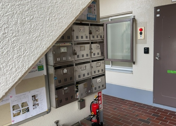 エントランス付近に設置されている集合ポストは、住んでいる部屋と離れているため、ポストをあさるなど誰かに何かされていても被害に気づきにくいです。入居する時には他人に特定されにくい番号で鍵をかけましょう！