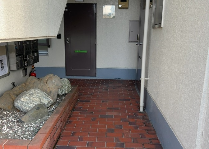 ラウンジは、マンションの共用スペースに椅子やテーブルなどを配置した利用者が寛げる空間です。屋内型ラウンジと屋外型ラウンジがあります。共用部分の管理状況と合わせて、詳細については現地でご確認ください。