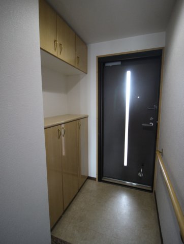 玄関部分になります。　収納もしっかりとございます。