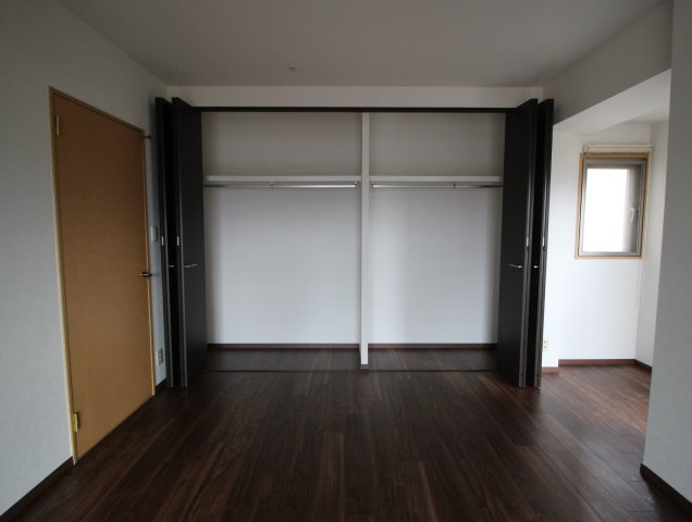 収納になります。　たくさん収納してお部屋を広くお使いいただけそうですね♪
