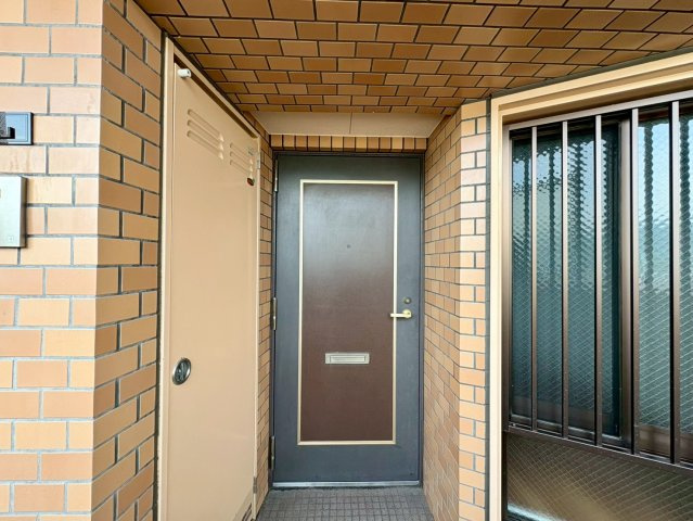 帰宅した居住者やゲストを優しく迎え入れる、ゆとりある広さを確保した共用ロビーです。