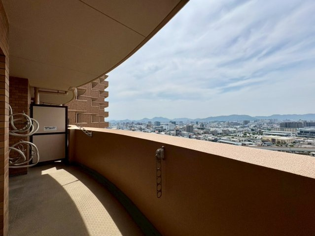 堂々とした佇まいの分譲マンション。管理体制も良好で、日々の暮らしに安心感をプラスします。