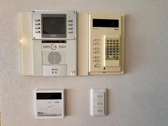 リビングを見渡しながら効率よく作業ができるキッチン。明るい光が差し込む快適空間。