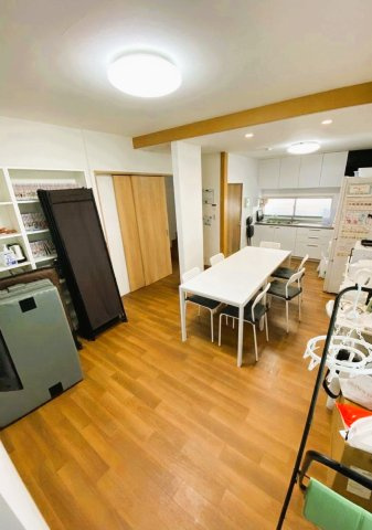 大きなダイニングテーブルを置いても、ゆとりがあります。