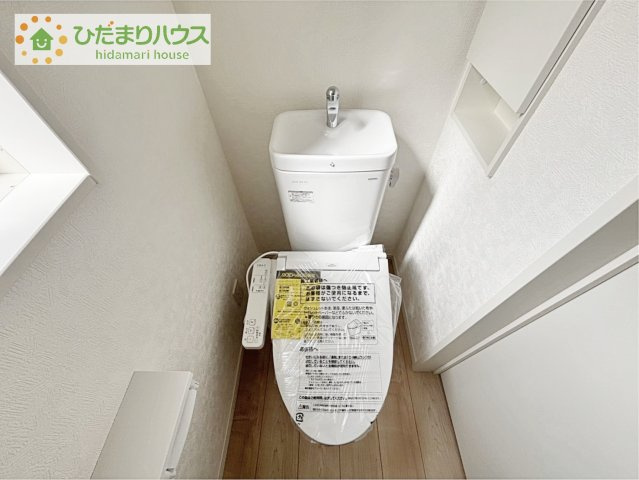 小窓が付いているので、トイレも明るい空間になっております♪
