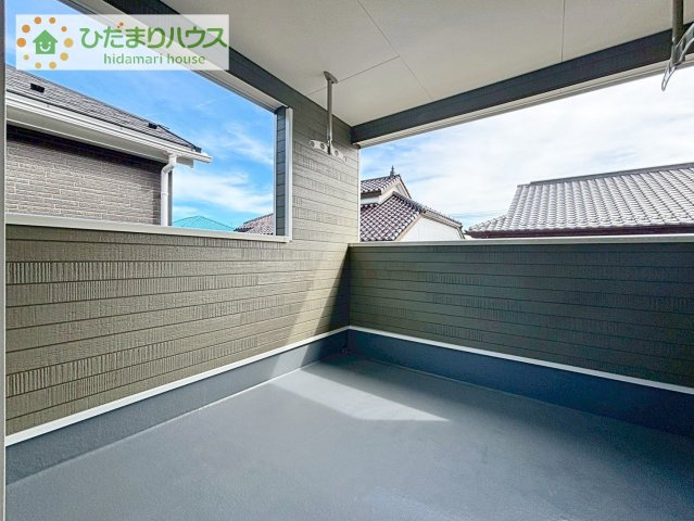 屋根付きの広々インナーバルコニーは、共働きのご家庭の強い味方！急な雨でもお洗濯物の心配がいりませんね(^^)/