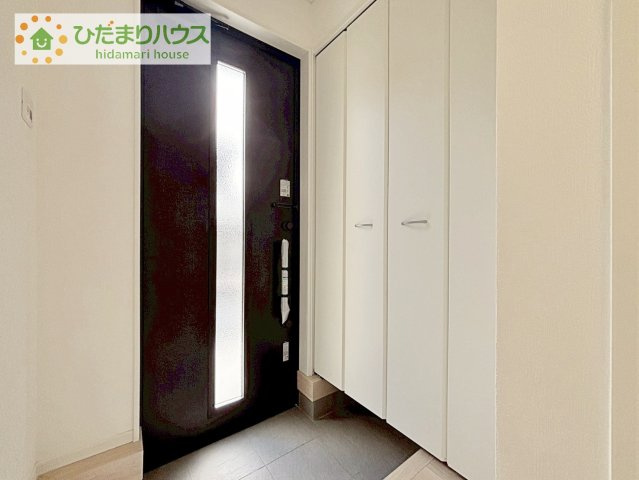 天井までの高さがあるタップリ玄関収納、姿見・小引き出し付きなのも便利♪