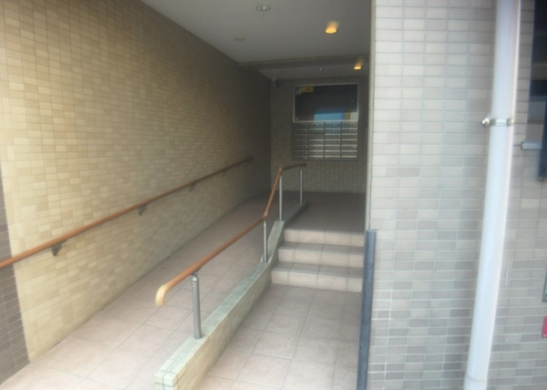 レサージュ南橋本2番館のエントランス