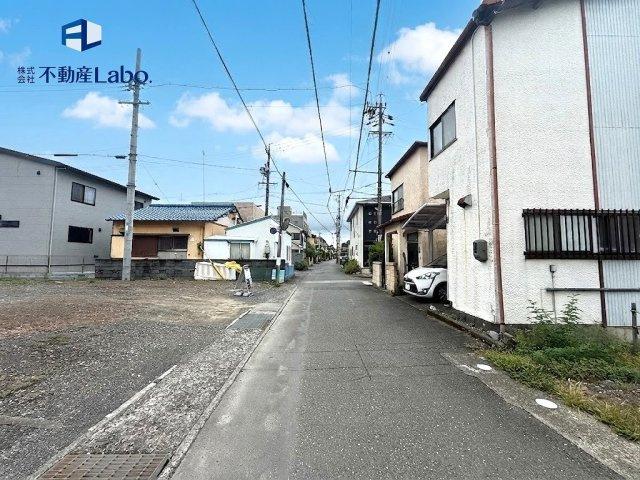 ゆとりのある前面道路で、お車の出し入れもスムーズに行えます♪