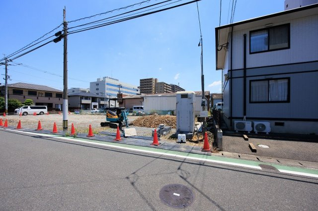 前面道路です。北側公道　接道10.5ｍ、幅員6.0ｍです。
