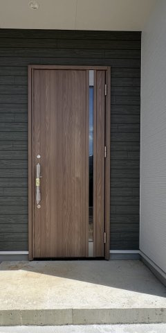 シックな木目調玄関ドアでお出迎え
