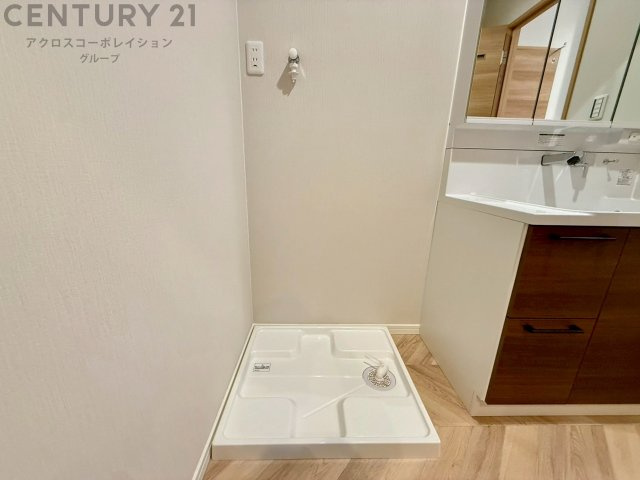 洗濯物の仕分け作業がしやすく、整理整頓が容易になります。洗濯音や湿気を他の部屋に持ち込まず、生活環境を快適に保ちます。上部を活用すれば収納スペースを確保でき洗剤や洗濯用品の整理もしやすくなります。