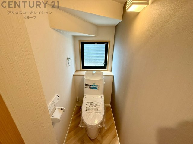 温水洗浄便座付トイレは温水洗浄機能により、暖かい水でおしりを洗浄することができ、冷たい水を使う従来の便座に比べ、温水洗浄機能で暖かいトイレを提供し、快適な使用を可能にします。