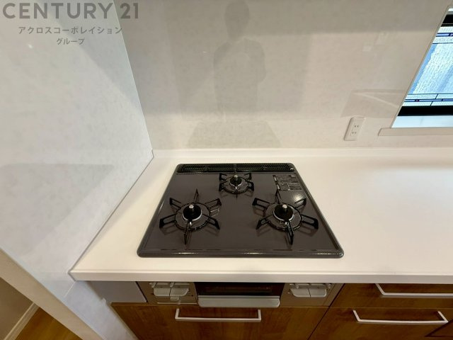 多数の調理器具を同時に使用でき、料理の効率化が可能。省エネで節約になり、様々な料理スタイルに適応できます。また、火力調整が独立しており、手入れや掃除もしやすく、今よりもっとお料理が楽しくなるかも。