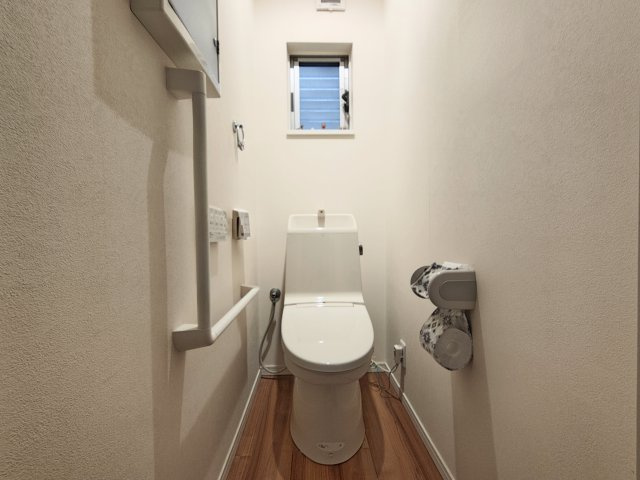 1階　ウォシュレット機能付きトイレです♪