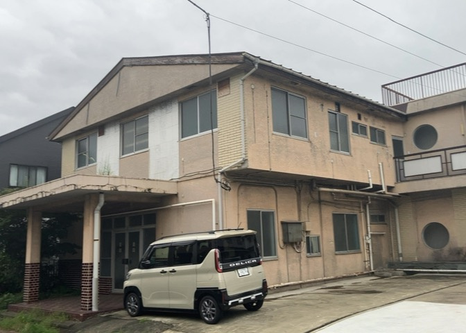 土地の形が極端に長細かったり、狭小地、あるいは道路との高低差がある傾斜地だった場合、後々売ろうとしても買い手がつかない場合もあります。後々、売却することになった時に価値の下がらない土地を選びましょう。