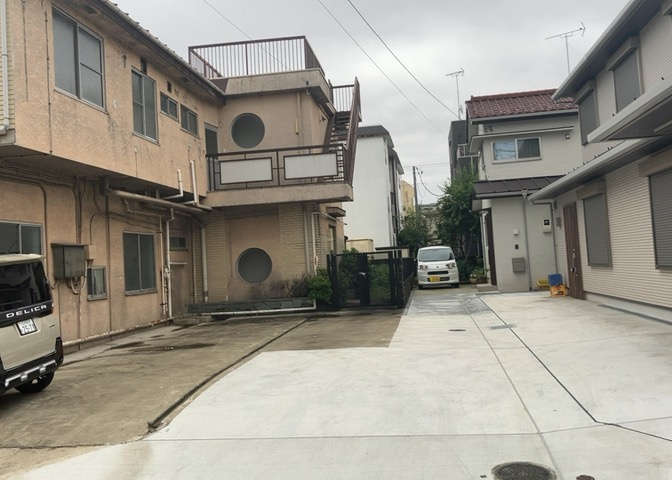 土地の面積＝住宅面積ではありません。建ぺい率の問題などで、土地のある場所によって住宅を建てられる面積は限られています。高さもしかり、「土地」という言葉の中には、建築条件も含まれると考えておきましょう。