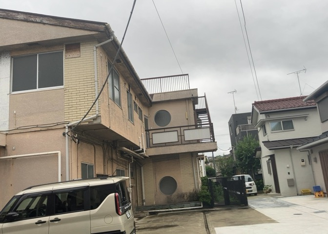 家を建てる場合、方位は要チェックです。現実的に日当たりのよい家ならばリビングは南側、建築基準法でも北側に当たる家への配慮は求められています。土地を見学に行く際は、方位磁針を持って行くようにしましょう。