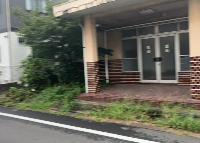 土地を買う際、住む地域の自治体や福祉の補助制度にも注目してみましょう。子供や老人の医療補助やゴミ出しのルールなど、自治体によってルールに大きな違いがあるため、暮らしやすい土地で判断するとよいでしょう。