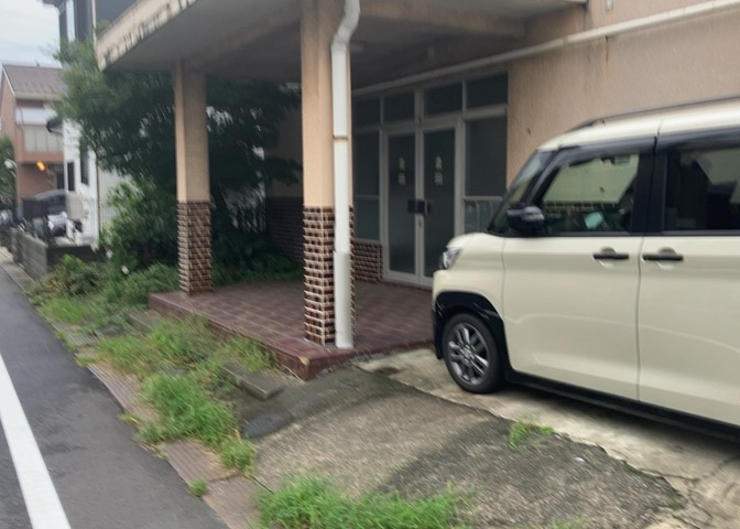 現地に行くなら、物件の周囲の地形がどうなっているかを見ることも大切です。周辺より低くなっている土地では、大雨などで水が集まりやすいため、地盤が弱くなっているということも考えられるため、注意が必要です。