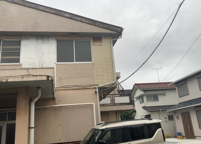 土地購入を検討されている場合、境界杭がない状態で購入してしまうと境界確定測量をする必要があり、費用がかかります。購入の前に、売主、隣土地所有者立ち合いのもと境界を確定し境界杭を設置するのがベストです。