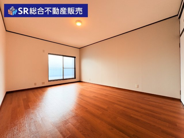 3階10帖洋室：バルコニーへ出入りできるお部屋です。寝室としてもいかがでしょうか☆　　