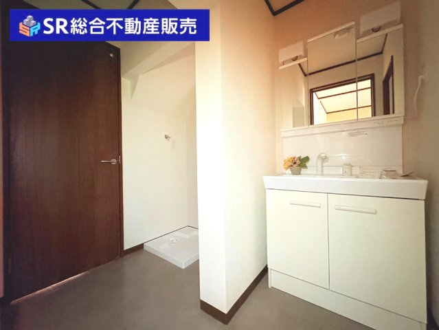 広めの脱衣場には、室内洗濯機置き場・独立洗面台もございます♪　