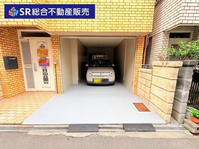 駐車場は、シャッター付き車庫です。盗難防止・大切なお車を雨風から守ります！　