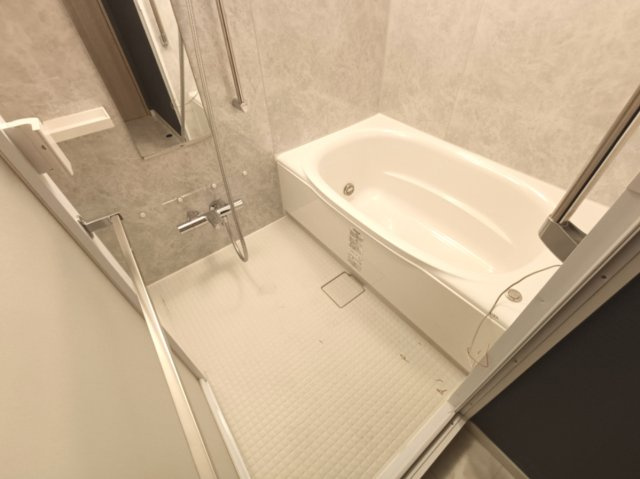 【1階　浴室】　ゆったりとくつろげるバスルーム。追い焚き機能付きでいつでもすぐに温かいお風呂を楽しむことができます。