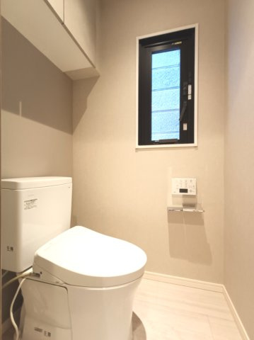 【1階　トイレ】　洗浄機能付きトイレ。上部には収納付で、トイレットペーパー等、買い置きもしやすそうです。