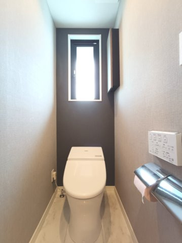 【2階　トイレ】　タンク一体型でお手入れも楽々です。
