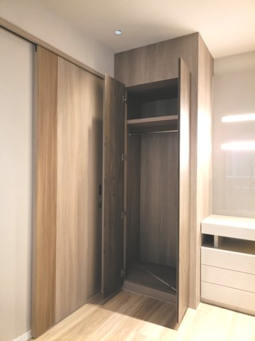 【1階　洋室？　収納】　洋室にクローゼットがございますので衣服などスッキリ収納することができます。