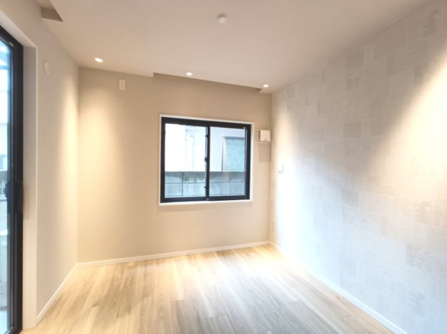 【1階　洋室？】　お子様の心と身体を見守る子供部屋として、思春期のプライバシーを重視したり、成長に合わせて机やベッドを自由にレイアウトできます。