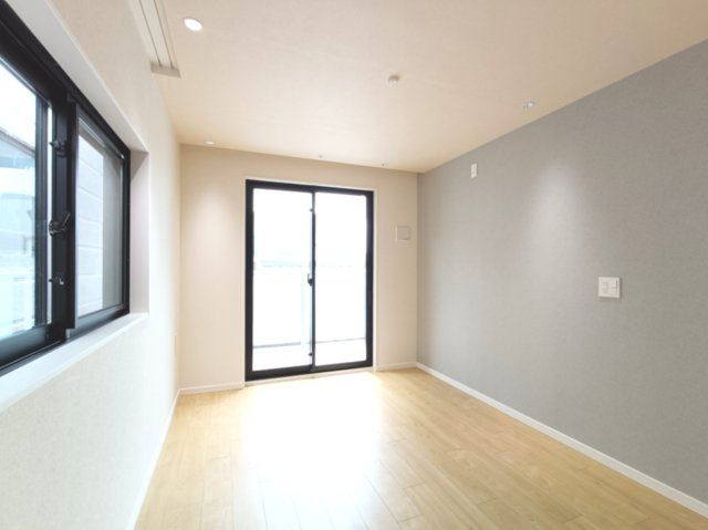 【3階　洋室？】　バルコニーに面した明るいお部屋です。陽気に楽しみ、やすらぐ室内。